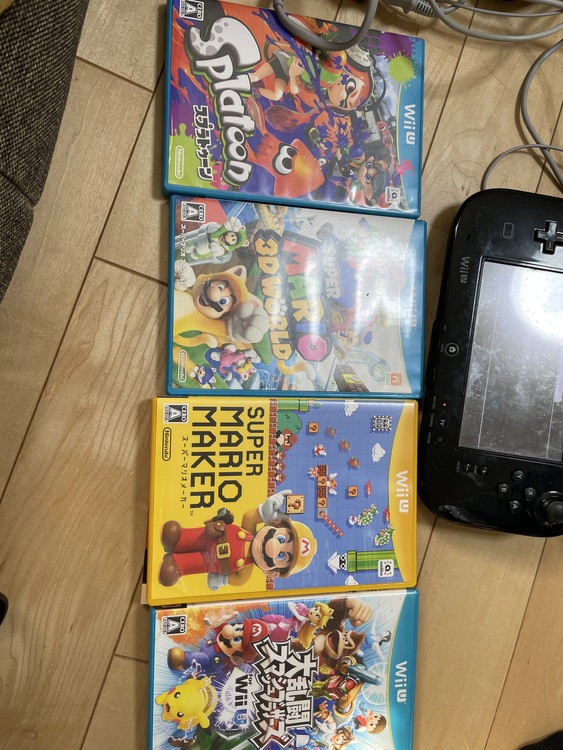 WiiUとリモコン4つ、ソフト4本（ゲーム機本体・ゲームソフト）の商品画像 - 査定依頼日：2022年3月12日 - 最高査定価格：3,650円