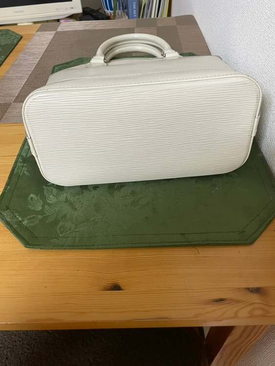 ルイヴィトン エピ（ブランドバッグ）の商品画像 - 査定依頼日：2026年9月10日 - 最高査定価格：32,000円