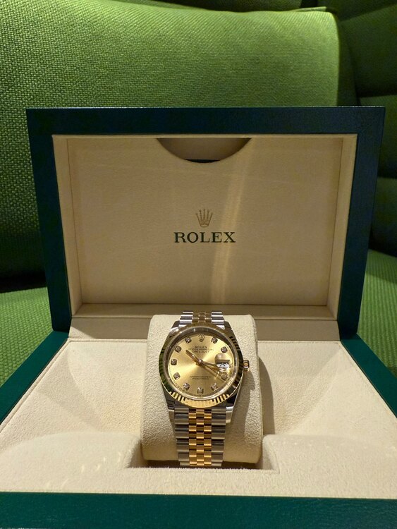 ロレックス デイトジャスト ref126233 （高級時計）の商品画像 - 査定依頼日：2025年2月6日 - 最高査定価格：2,850,000円