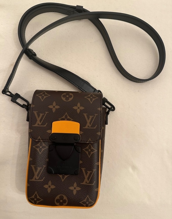 Sロック ヴェルティカル ウェアラブルウォレット モノグラムマカサー M8253（ブランドバッグ）の商品画像 - 査定依頼日：2025年6月26日 - 最高査定価格：150,000円