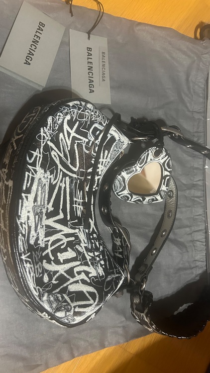 バレンシアガ  （ブランドバッグ）の商品画像 - 査定依頼日：2025年6月11日 - 最高査定価格：120,000円