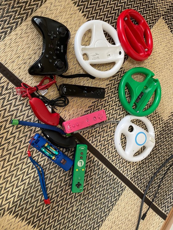 Wii u本体、ボード、ソフト10点、リモコン4点その他7点、DS本体５点、（ゲーム機本体・ゲームソフト）の商品画像 - 査定依頼日：2022年11月5日 - 最高査定価格：30,000円