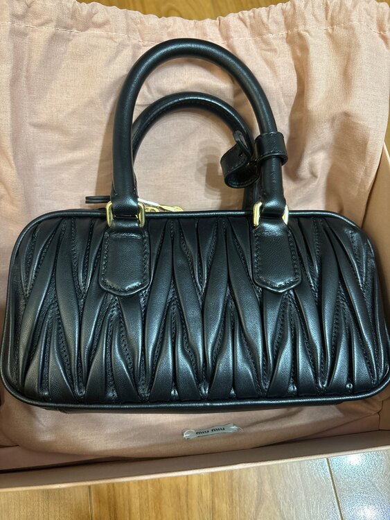 ミュウミュウ  （ブランドバッグ）の商品画像 - 査定依頼日：2025年2月8日 - 最高査定価格：270,000円