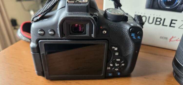 EOSkissX8iダブルズームキット（カメラ）の商品画像 - 査定依頼日：2026年4月14日 - 最高査定価格：40,000円