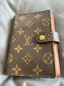 手帳ケース（ブランド財布・小物）の商品画像 - 査定依頼日：2022年11月27日 - 最高査定価格：5,000円