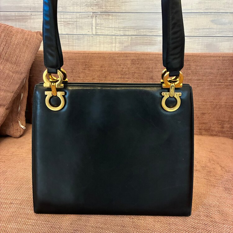 フェラガモ ガンチーニ ショルダーバッグ 黒 （ブランドバッグ）の商品画像 - 査定依頼日：2025年4月13日 - 最高査定価格：15,000円