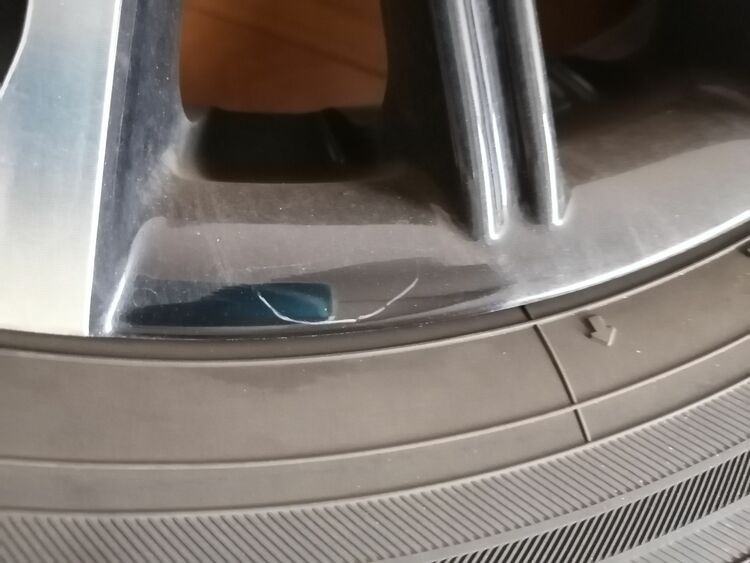 アルミホイール付きスタッドレスタイヤ（カー用品）の商品画像 - 査定依頼日：2025年10月15日 - 最高査定価格：6,000円