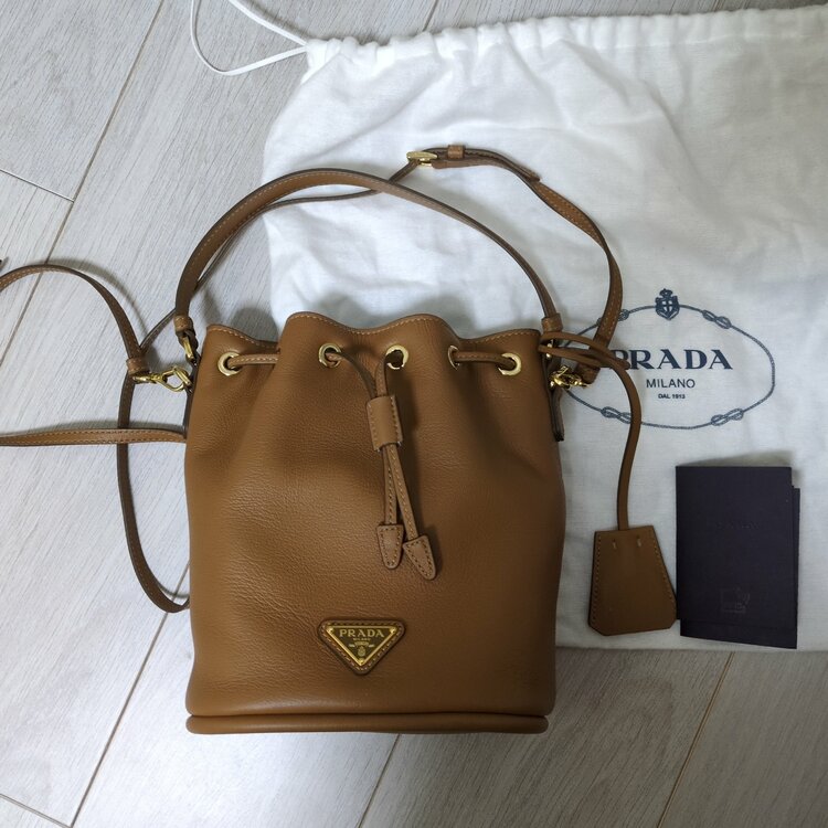 PRADA プラダ Re-Edition 1978 バケットバッグ レザー（ブランドバッグ）の商品画像 - 査定依頼日：2026年2月18日 - 最高査定価格：180,000円