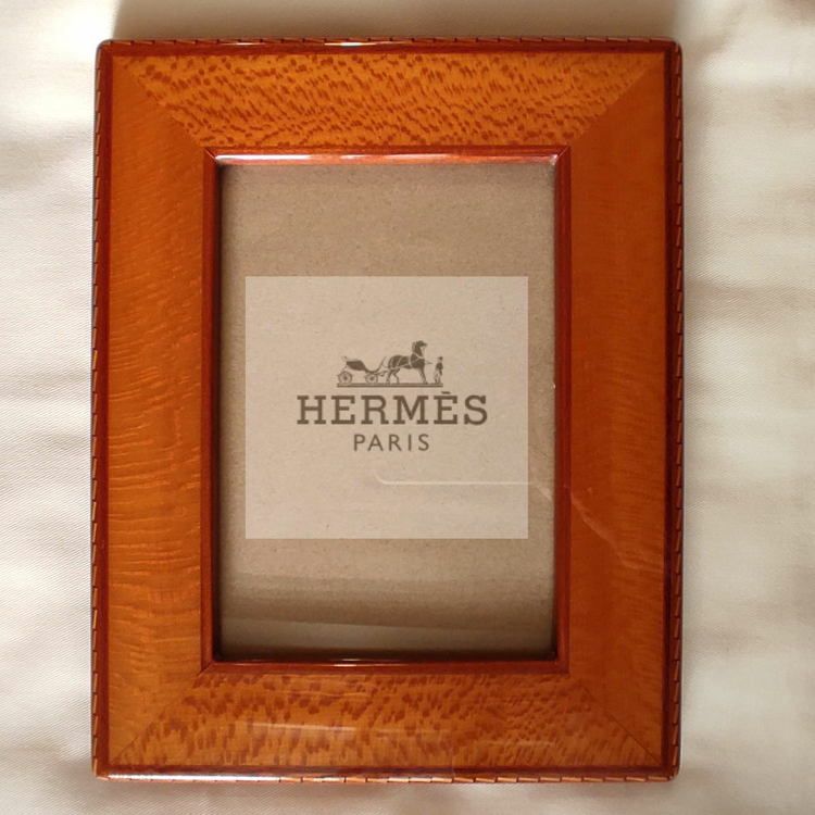 HERMES フォトスタンド　マホガニーラッカー仕上げ　ステッチ模様象嵌（美術品・骨董品）の商品画像 - 査定依頼日：2025年4月18日 - 最高査定価格：16,000円