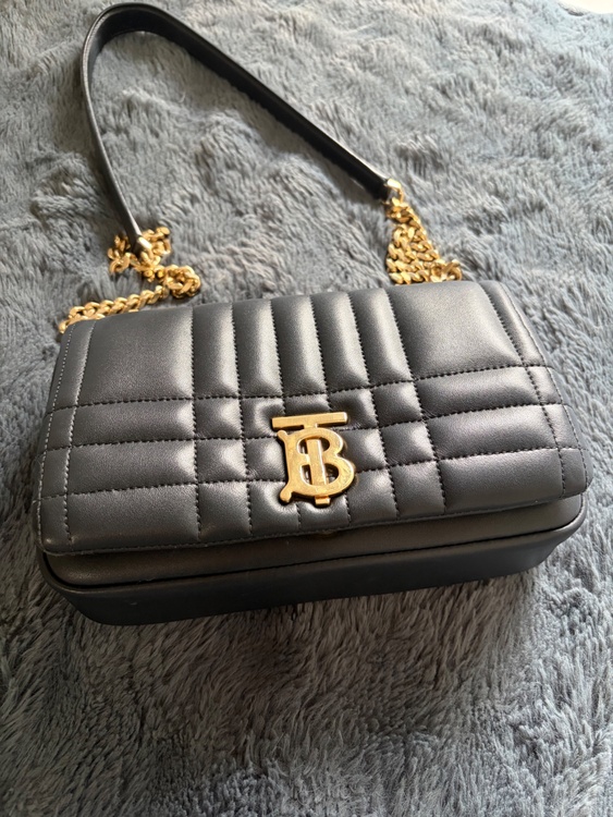 バーバリー TBロゴ スモール ローラ チェーン ショルダーバッグ キルティング（ブランドバッグ）の商品画像 - 査定依頼日：2026年2月23日 - 最高査定価格：6,000円