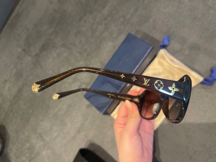 サングラス（古着・ファッション）の商品画像 - 査定依頼日：2025年6月11日 - 最高査定価格：16,000円