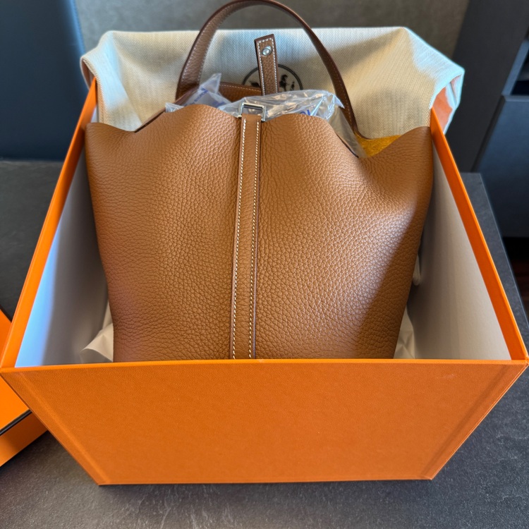 エルメス ピコタンロックMM ゴールド (シルバー金具)（ブランドバッグ）の商品画像 - 査定依頼日：2025年8月24日 - 最高査定価格：550,000円