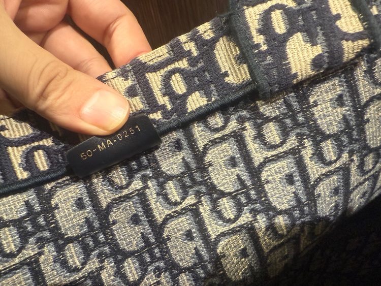 DIORブックトート　キャンバス　ラージ（ブランドバッグ）の商品画像 - 査定依頼日：2025年9月23日 - 最高査定価格：110,000円