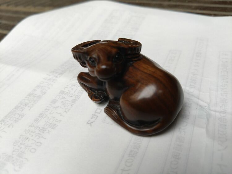 根付牛（木製）作者友忠（美術品・骨董品）の商品画像 - 査定依頼日：2025年9月12日 - 最高査定価格：5,000円