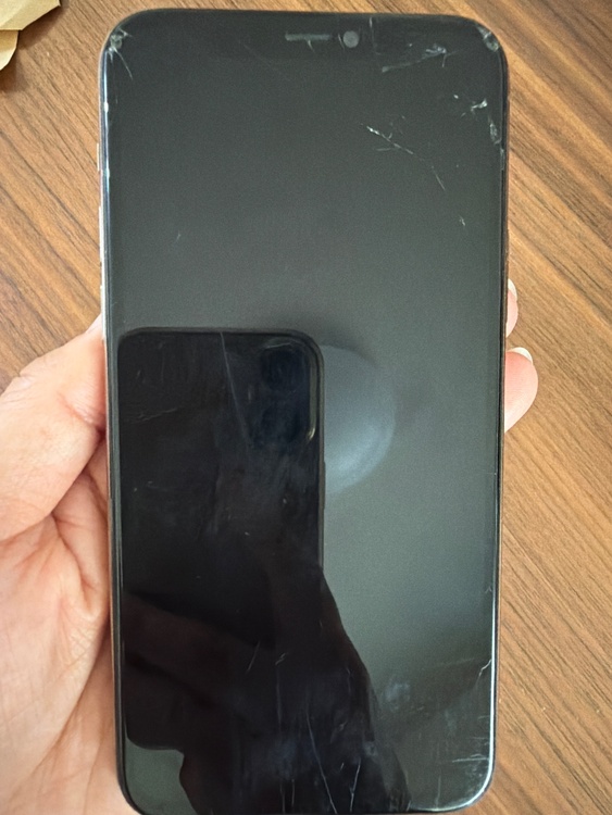 iPhone iPhone11 Pro 256GB au（スマホ）の商品画像 - 査定依頼日：2026年9月17日 - 最高査定価格：9,000円