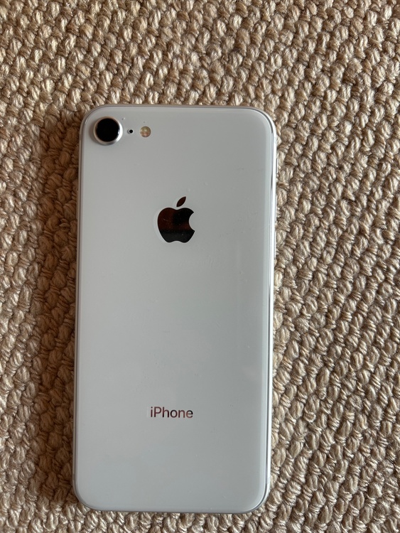 iPhone8 64GB docomo（スマホ）の商品画像 - 査定依頼日：2026年2月24日 - 最高査定価格：6,000円