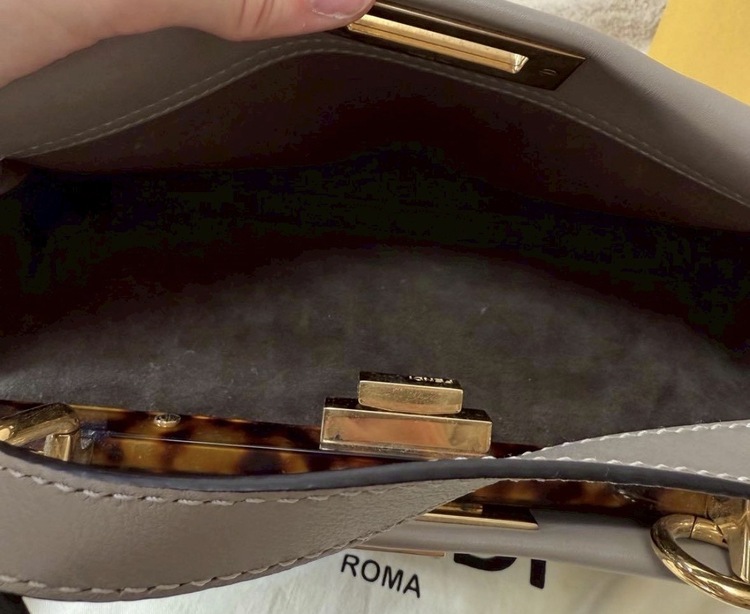 ピーカブー ミディアム アイコニック（ブランドバッグ）の商品画像 - 査定依頼日：2026年3月5日 - 最高査定価格：180,000円