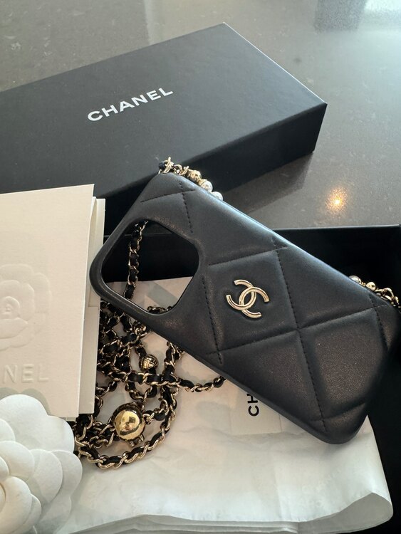 シャネルI phone 15pro case（ブランド財布・小物）の商品画像 - 査定依頼日：2025年2月6日 - 最高査定価格：38,000円