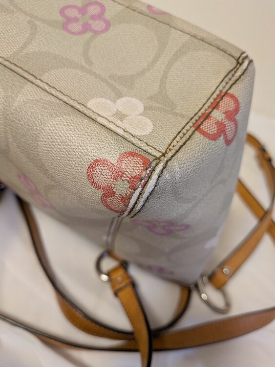 2wayショルダーバッグシグネチャー花柄（ブランドバッグ）の商品画像 - 査定依頼日：2025年11月6日 - 最高査定価格：2,500円