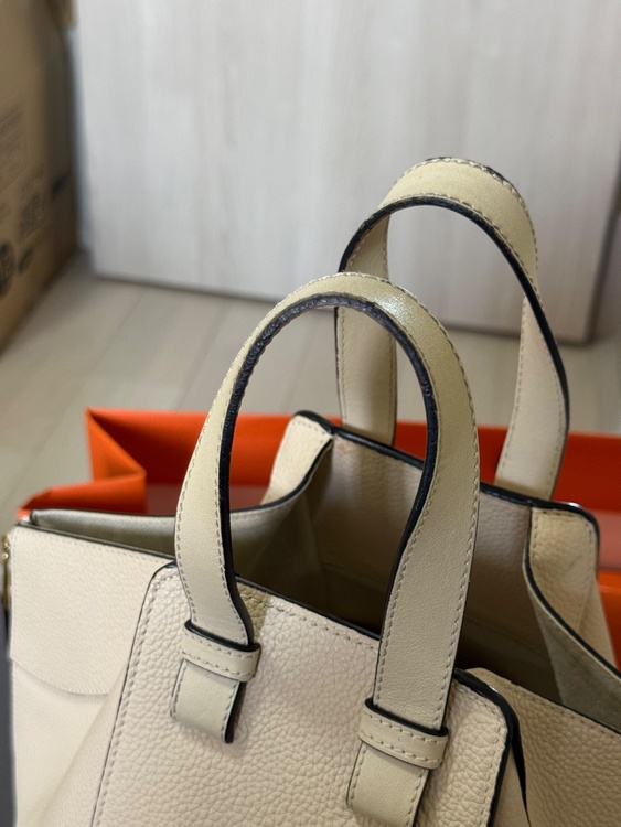 ロエベ　ハンモック　スモールサイズ（ブランドバッグ）の商品画像 - 査定依頼日：2026年4月19日 - 最高査定価格：100,000円