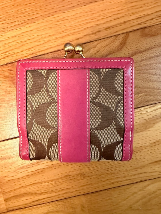 ウォレット（ブランド財布・小物）の商品画像 - 査定依頼日：2026年4月19日 - 最高査定価格：1,500円