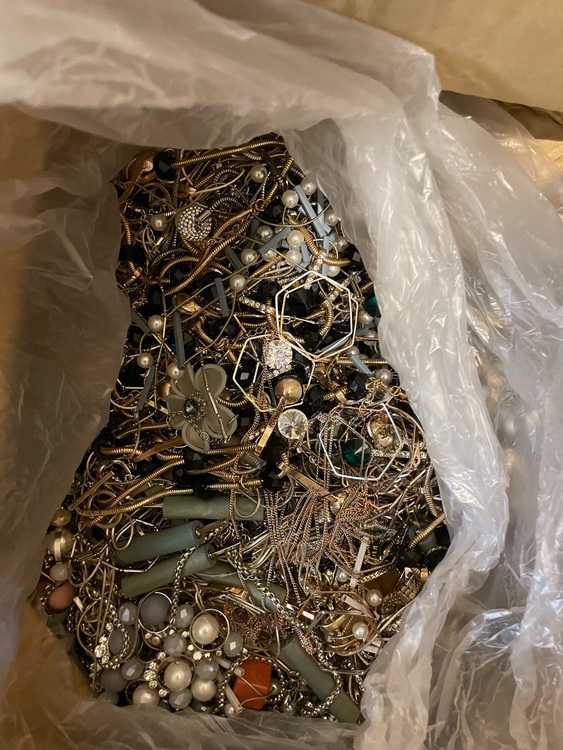 メッキアクセサリー　90キロ（金・貴金属）の商品画像 - 査定依頼日：2025年7月21日 - 最高査定価格：25,000円