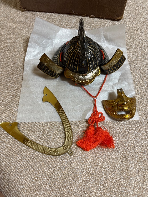 鎧兜五月人形（美術品・骨董品）の商品画像 - 査定依頼日：2025年10月31日 - 最高査定価格：2,000円