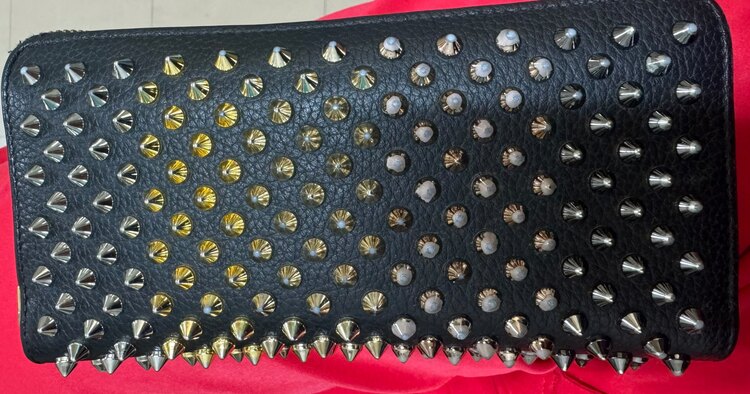 ルブタン　（ブランド財布・小物）の商品画像 - 査定依頼日：2024年11月17日 - 最高査定価格：3,000円