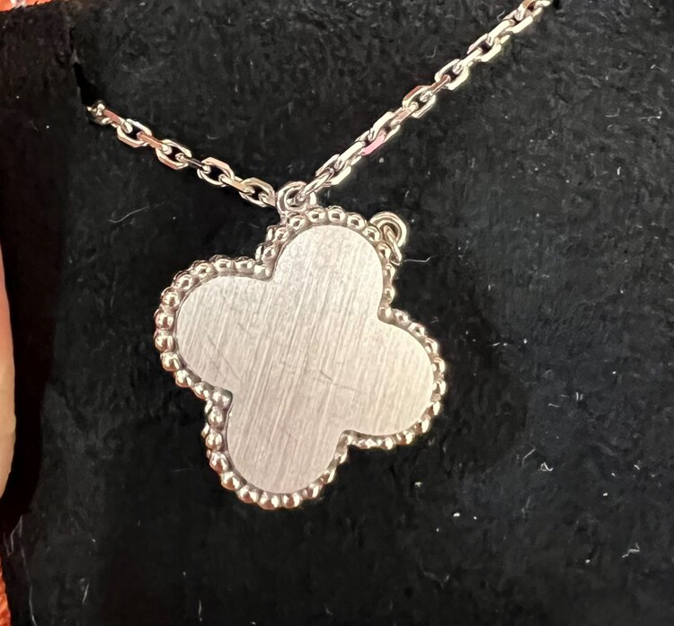 ヴァンクリ ホリデー限定 ヴィンテージアルハンブラネックレス ギョシェWG（金・貴金属）の商品画像 - 査定依頼日：2025年4月8日 - 最高査定価格：600,000円