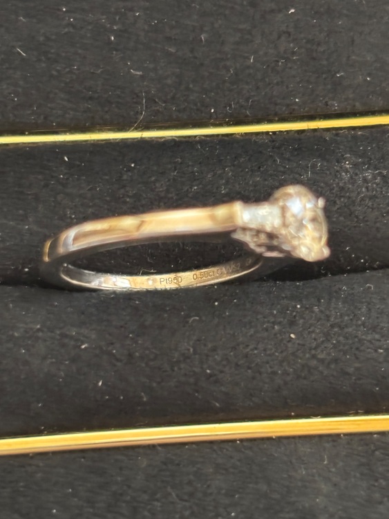 GRAFF プロミス ラウンド バゲットカットサイドストーン（宝石）の商品画像 - 査定依頼日：2025年9月25日 - 最高査定価格：250,000円