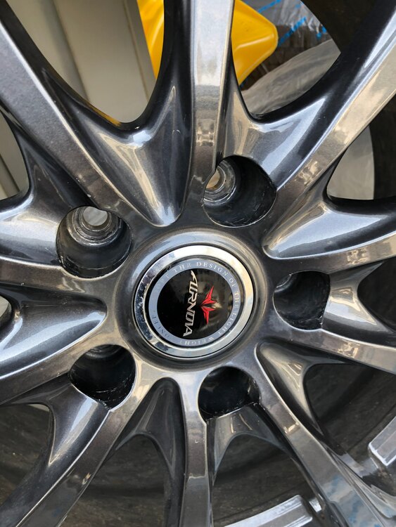 スタッドレスタイヤセット（カー用品）の商品画像 - 査定依頼日：2025年4月10日 - 最高査定価格：4,000円