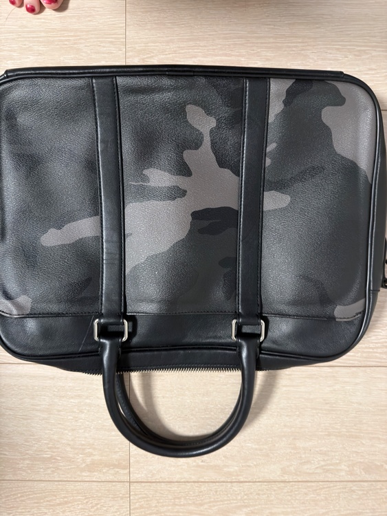 こちらの商品はCOACH メンズ 迷彩柄 レザー ブリーフケース（ブランドバッグ）の商品画像 - 査定依頼日：2026年4月15日 - 最高査定価格：3,000円