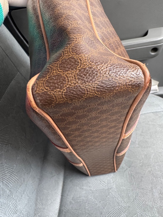 ビジネスバック（ブランドバッグ）の商品画像 - 査定依頼日：2025年12月22日 - 最高査定価格：20,000円