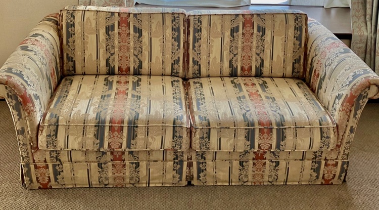 コスガ　高級　クラッシックソファ　２人掛け（家具・寝具）の商品画像 - 査定依頼日：2025年12月24日 - 最高査定価格：5,500円