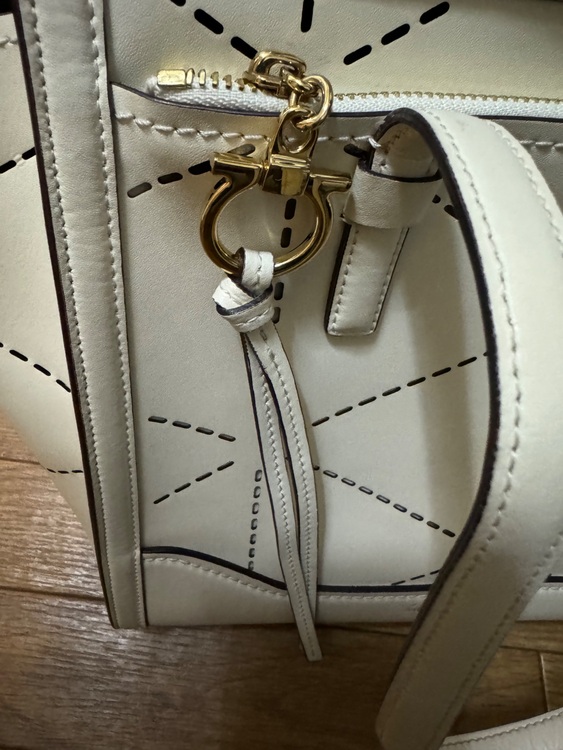 フェラガモ  （ブランドバッグ）の商品画像 - 査定依頼日：2025年6月22日 - 最高査定価格：20,000円