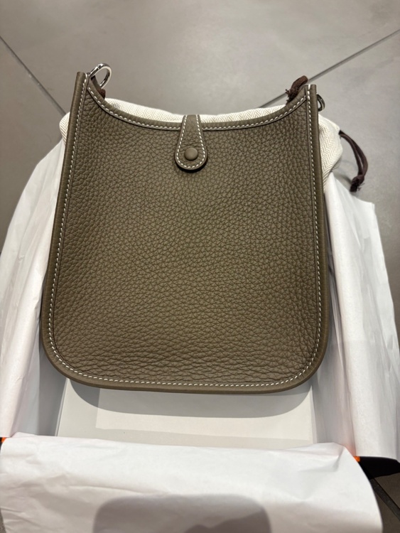 HERMÈS エルメス エヴリン16 アマゾーヌ TPM エトゥープ シルバー金具 新品（ブランドバッグ）の商品画像 - 査定依頼日：2026年8月6日 - 最高査定価格：380,000円