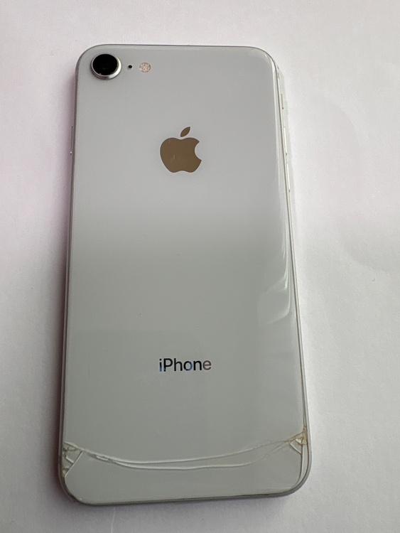 iPhone 8 ホワイト（スマホ）の商品画像 - 査定依頼日：2026年4月16日 - 最高査定価格：3,000円