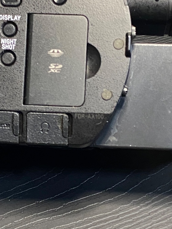 FDR-AX100（カメラ）の商品画像 - 査定依頼日：2026年3月8日 - 最高査定価格：70,000円