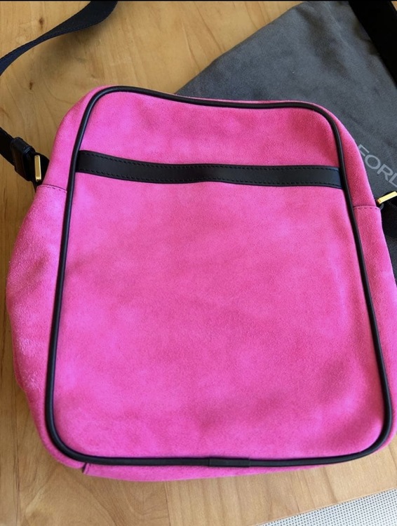 トムフォード　ショルダーバッグ　ピンク　スエード　ゴールド金具（ブランドバッグ）の商品画像 - 査定依頼日：2026年3月6日 - 最高査定価格：100,000円