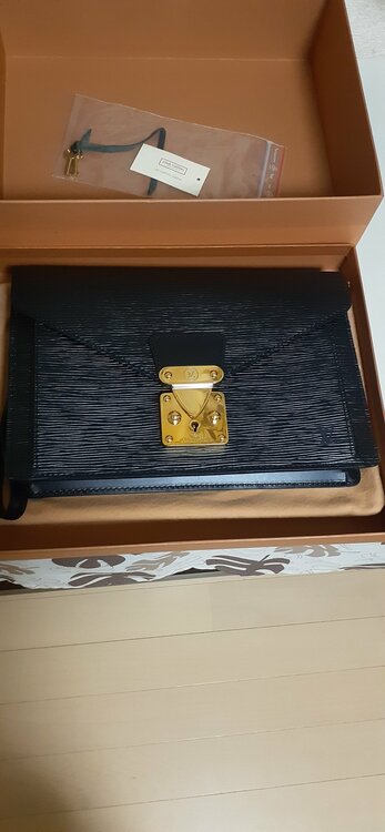 エピライン　黒（ブランドバッグ）の商品画像 - 査定依頼日：2025年12月28日 - 最高査定価格：20,000円