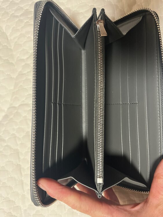 ラージ ジップウォレット / トリオンフ エンボス加工入りカーフスキン（ブランド財布・小物）の商品画像 - 査定依頼日：2025年1月7日