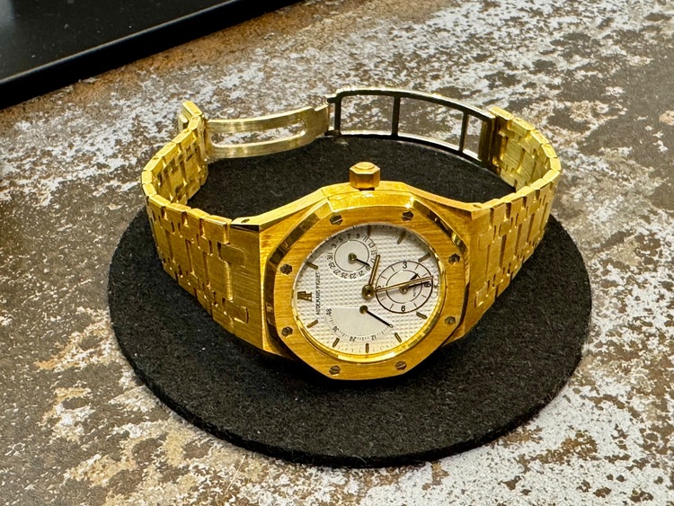 ロイヤルオーク　デュアルタイム（高級時計）の商品画像 - 査定依頼日：2025年10月9日 - 最高査定価格：5,500,000円