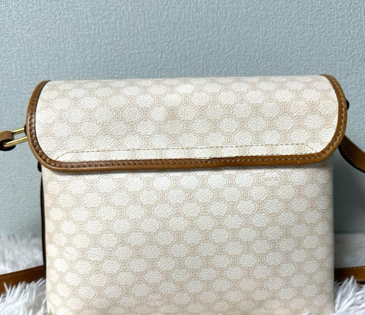 ショルダーバッグ　白マカダム（ブランドバッグ）の商品画像 - 査定依頼日：2025年6月27日 - 最高査定価格：40,000円