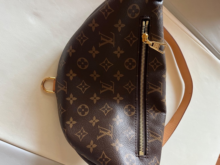 バムバッグ（ブランドバッグ）の商品画像 - 査定依頼日：2025年8月4日 - 最高査定価格：250,000円