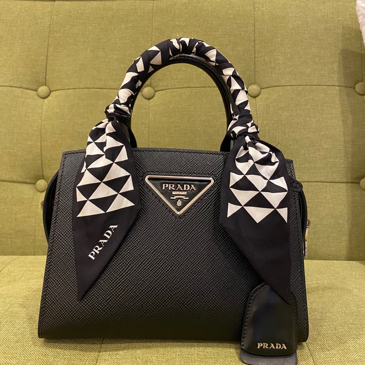 プラダ サフィアーノキュイール レザー 2WAYハンドバッグ ブラック 1BA2（ブランドバッグ）の商品画像 - 査定依頼日：2022年7月28日 - 最高査定価格：80,000円