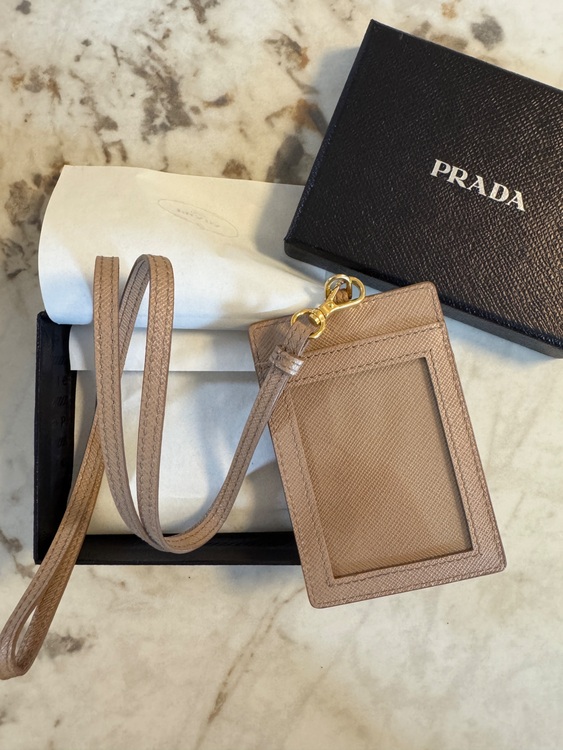 ネームカードホルダー（ブランド財布・小物）の商品画像 - 査定依頼日：2025年7月4日 - 最高査定価格：6,000円