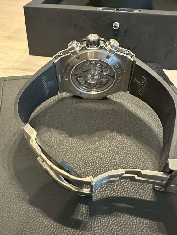 ウブロ ビックバン ウニコブラックセラミックべぜ（高級時計）の商品画像 - 査定依頼日：2025年5月24日 - 最高査定価格：1,230,000円