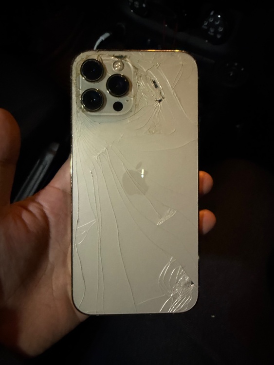 背面がとても割れていますが、正面の画面に影響はなく、問題なく使えます。（スマホ）の商品画像 - 査定依頼日：2026年4月14日 - 最高査定価格：38,000円