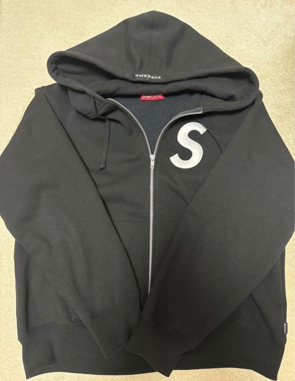 supreme Sロゴ ジップアップパーカー（古着・ファッション）の商品画像 - 査定依頼日：2026年8月22日 - 最高査定価格：12,000円