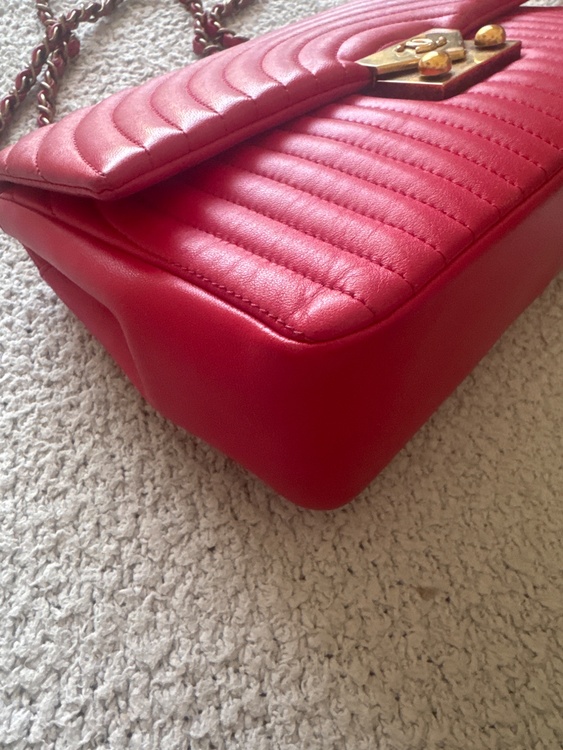CHANELデザインステッチ ショルダーバッグ赤（ブランドバッグ）の商品画像 - 査定依頼日：2026年4月27日 - 最高査定価格：300,000円